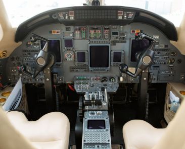 cosa-succede-nella-cabina-di-pilotaggio-di-un-jet-privato-strumenti-e-operazioni