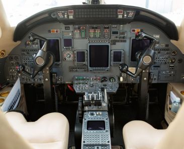 come-funziona-il-pilota-automatico-nei-jet-privati-e-perche-e-essenziale